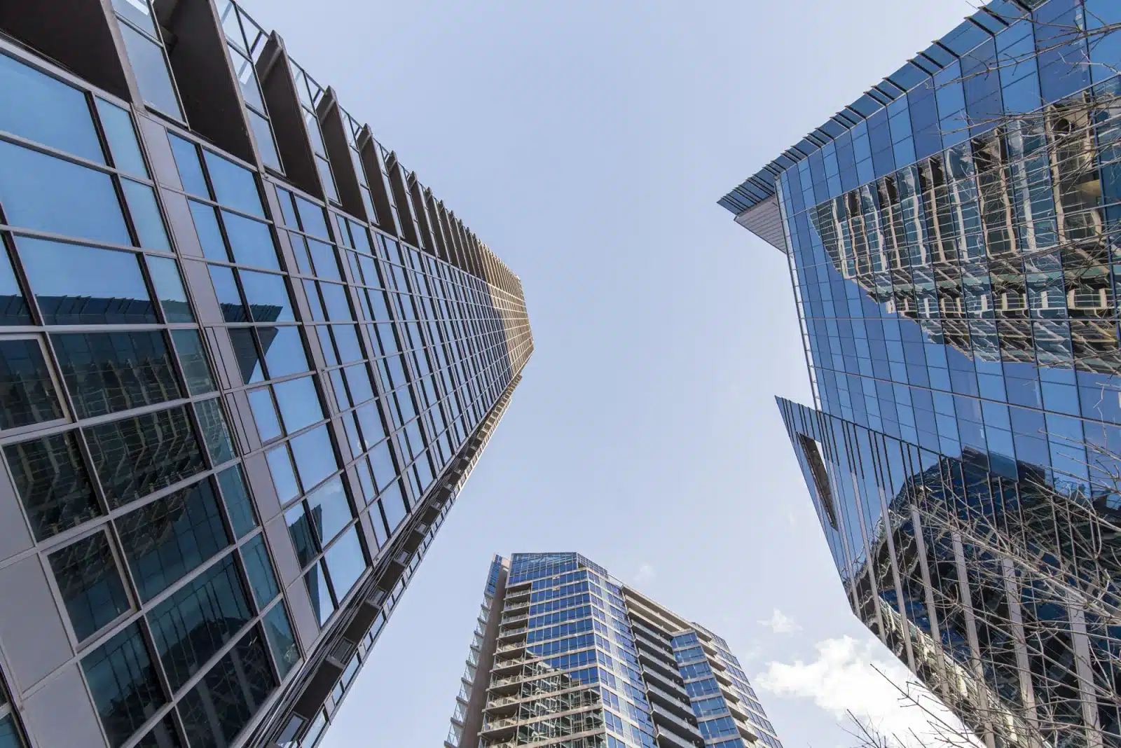 Tours de bureaux en verre bleu vues de bas en haut, quartier des affaires du centre-ville