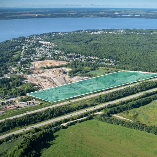 Vue aérienne du terrain commercial et du développement résidentiel voisin