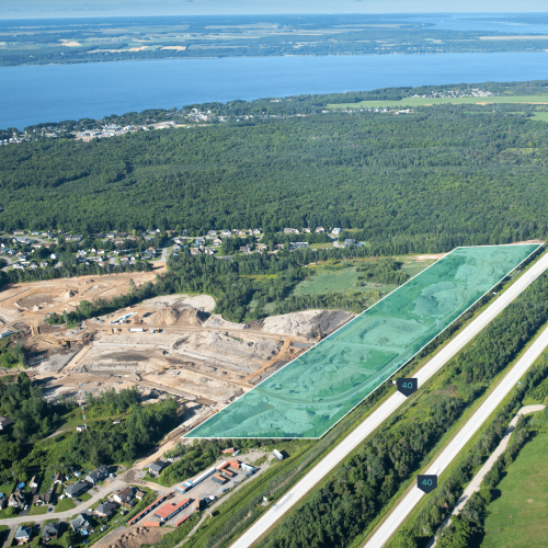 Vue aérienne montrant le site du 42 A, route 138 le long de l’autoroute 40